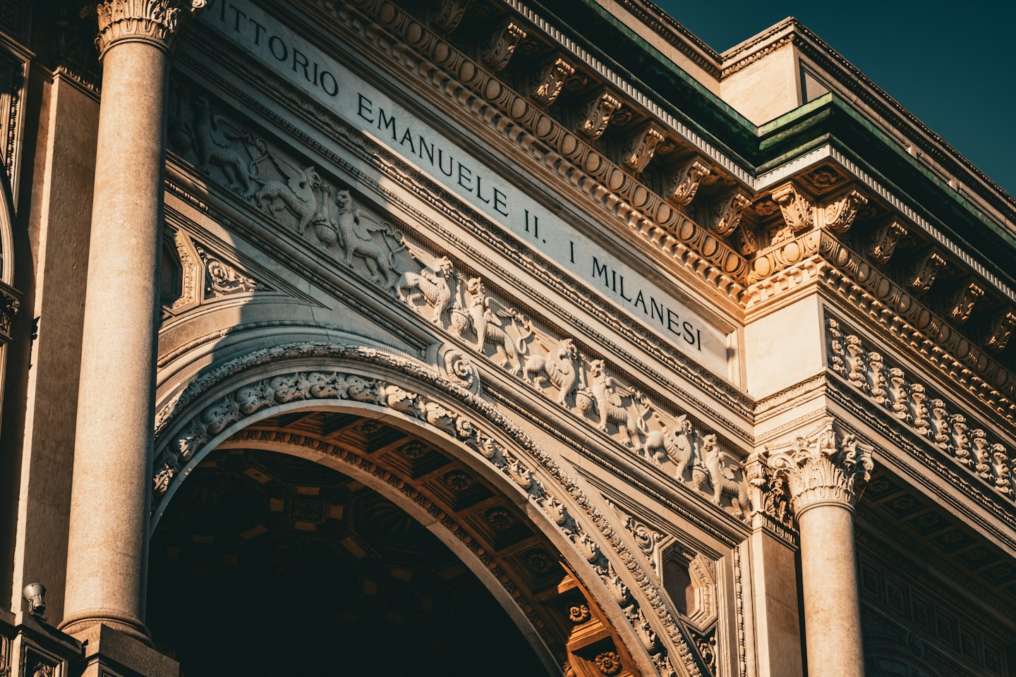 Elaborate sculture in pietra decorano la facciata di un edificio storico.